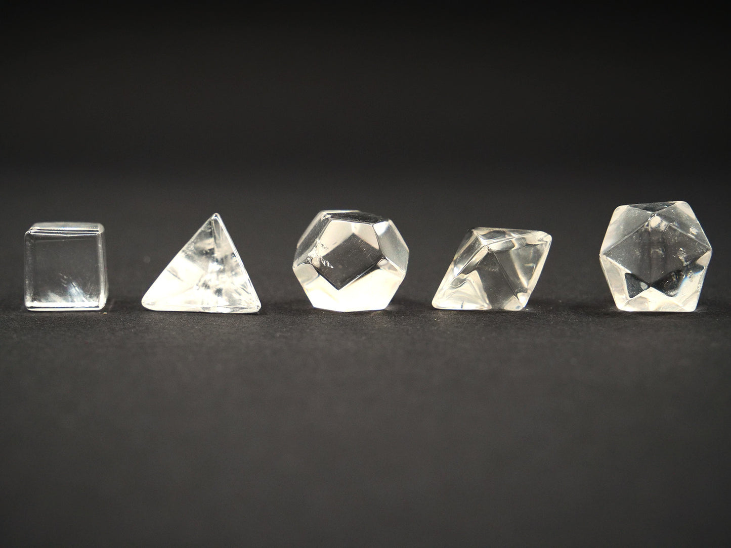 Solides de platon en cristal de roche (quartz) avec boîte