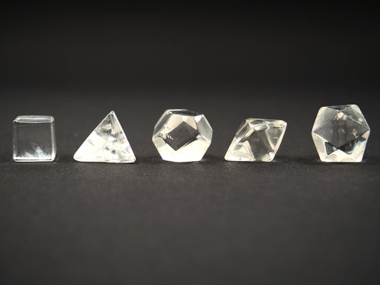 Solides de platon en cristal de roche (quartz) avec boîte