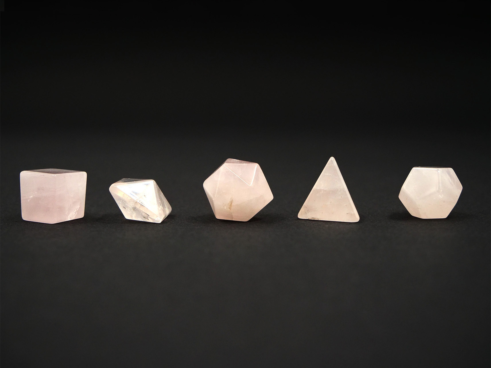 Solides de platon en quartz rose avec boîte